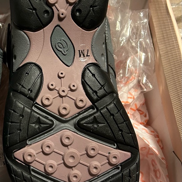 🌹HOST PICK. 🌹New Easy Spirit Slip-On Shoes - Picture 9 of 10